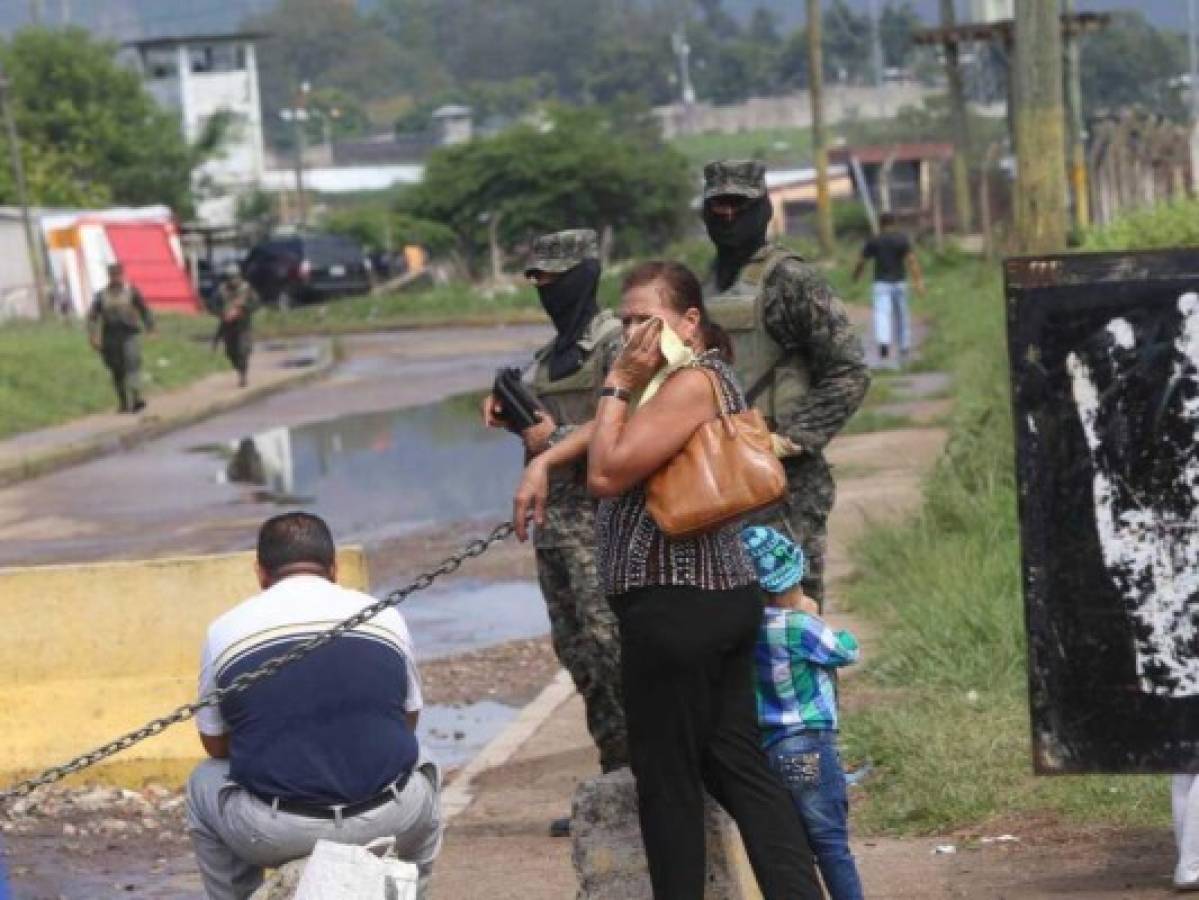 Madres lloran al saber que no podrán ver a sus hijos en la Penitenciaría Nacional en este Día de la Madre