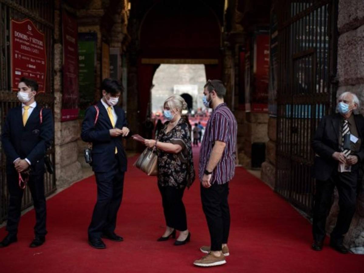 Multa de 1,000 euros en Italia por no llevar mascarilla en lugares cerrados