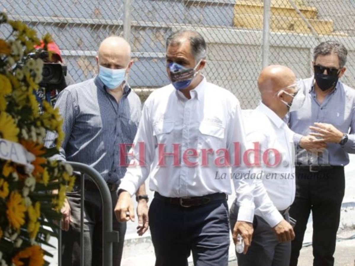 Técnico de la H, Fabián Coito, llega a velorio de Chelato Uclés  