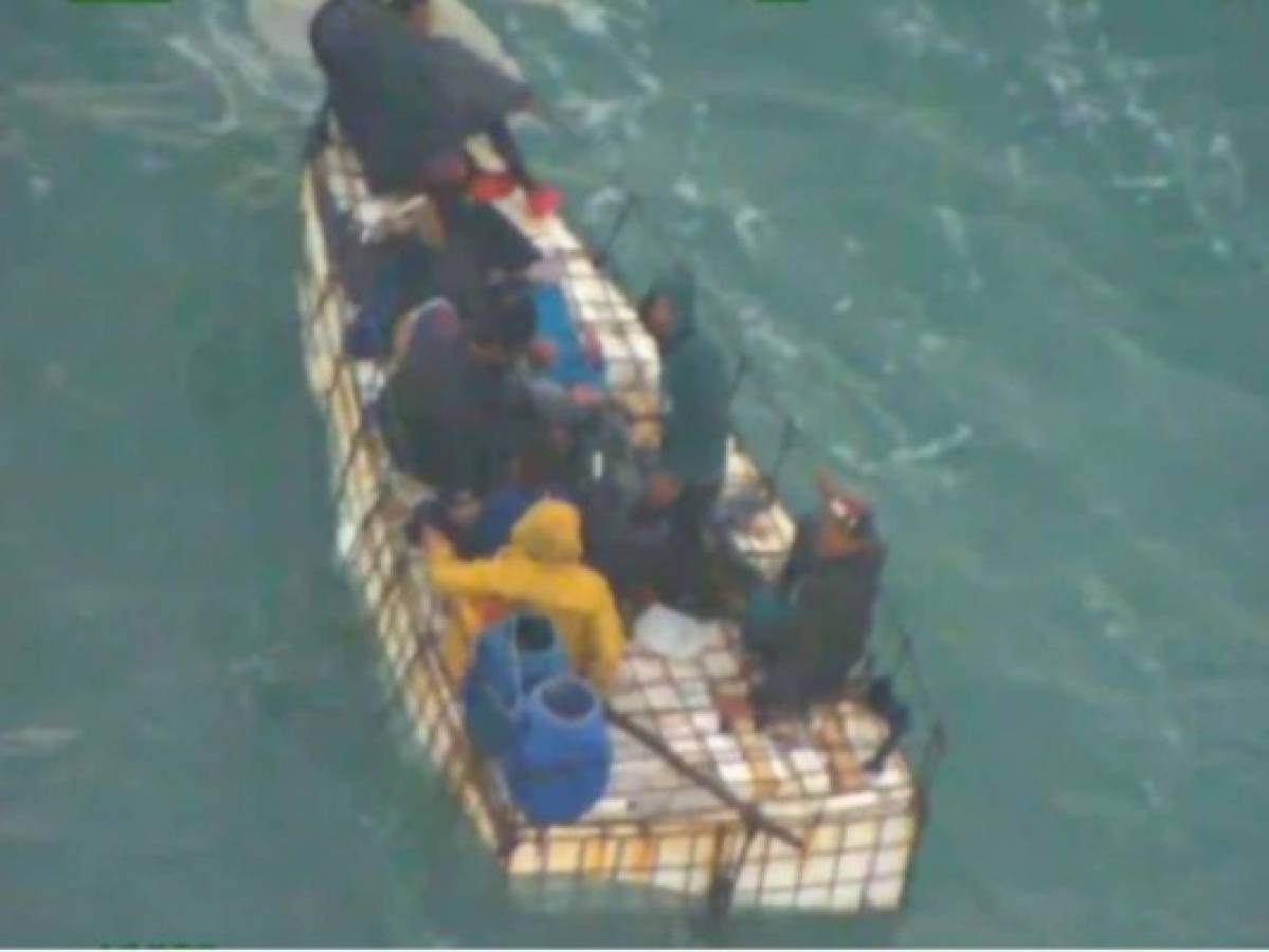 Rescatan a 8 cubanos tras naufragar cerca de Florida