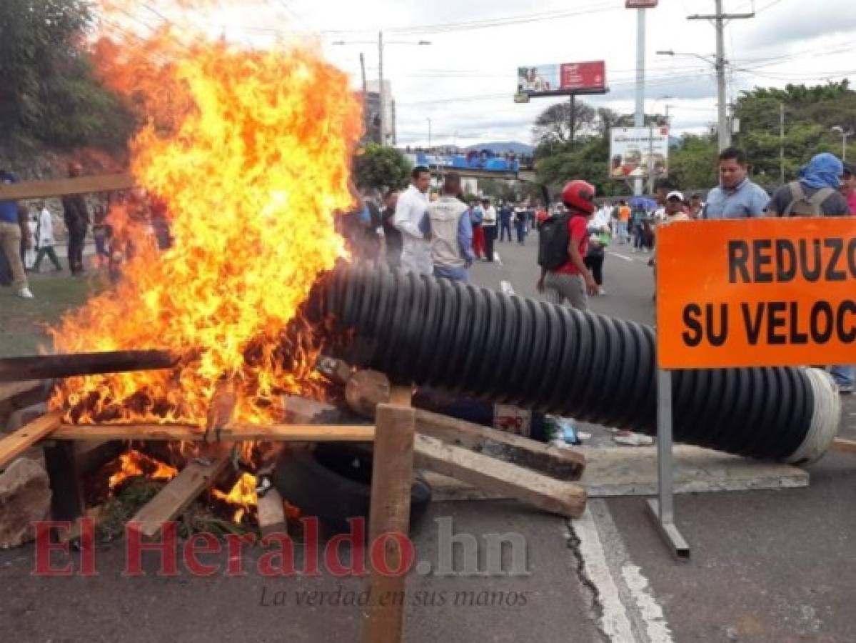 Los manifestantes bloquearon le paso en el bulevar Fuerzas Armadas. Foto Alex Pérez / EL HERALDO