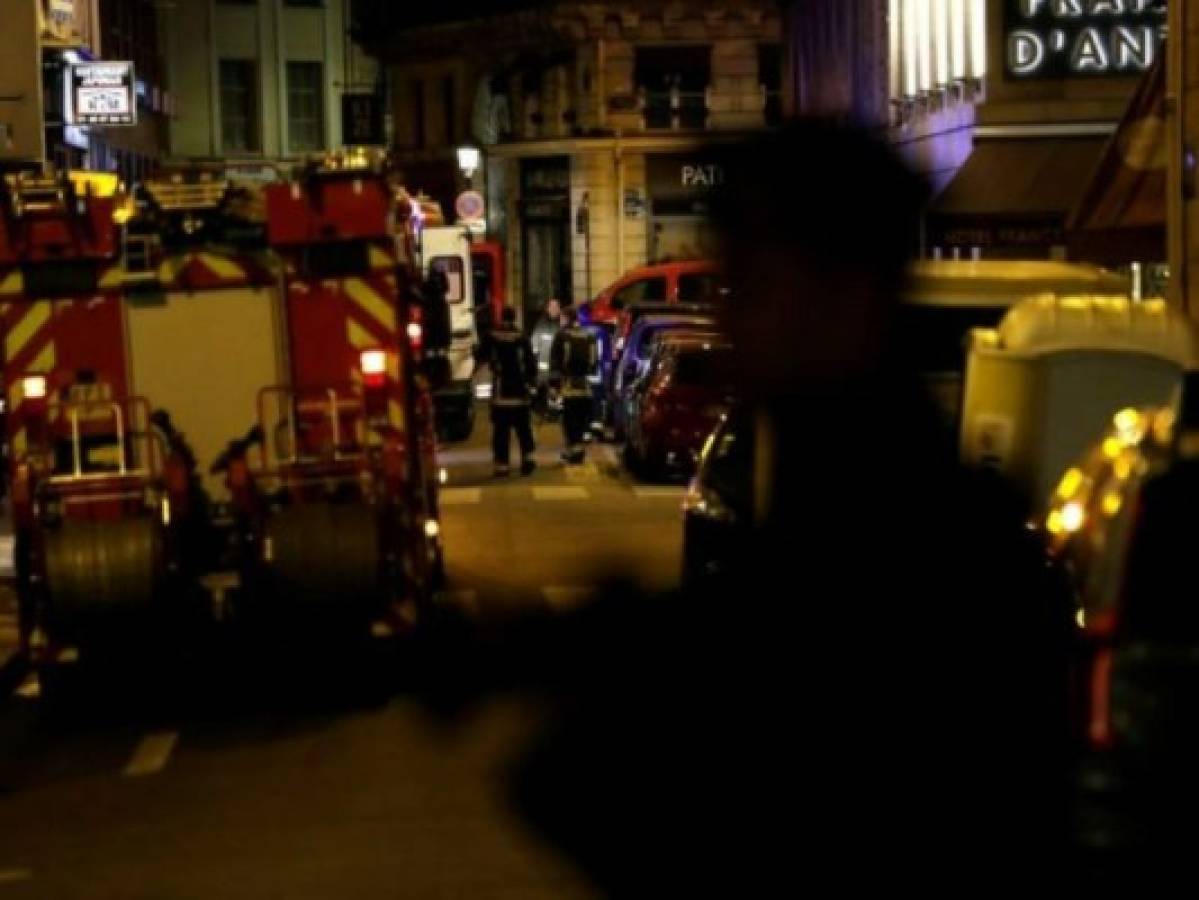 Asalto en París: Dos muertos y cuatro heridos deja ataque con cuchillo en pleno centro