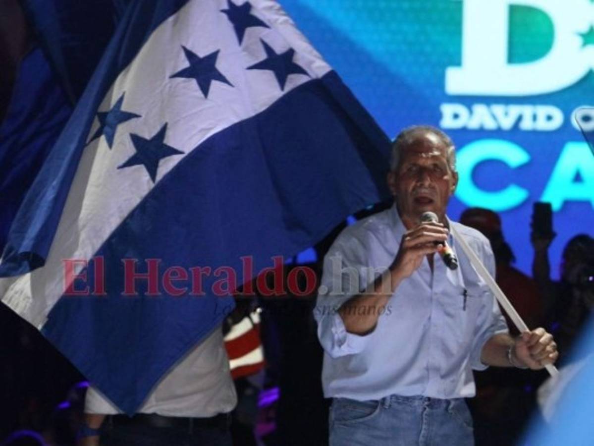 Con fuegos artificiales y masiva participación: 'Papi a la orden' cierra su campaña en la capital