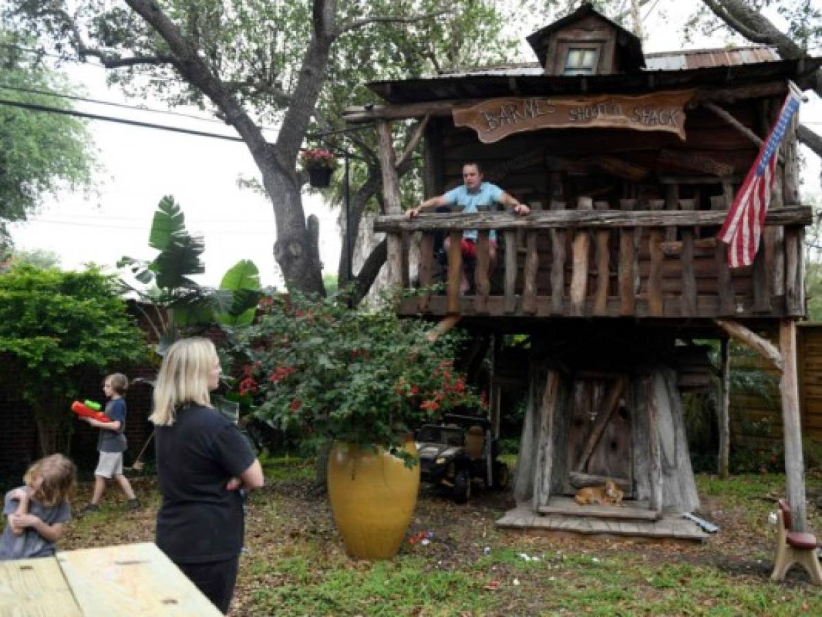 Médico de Texas se aísla en casita del árbol de sus hijos  