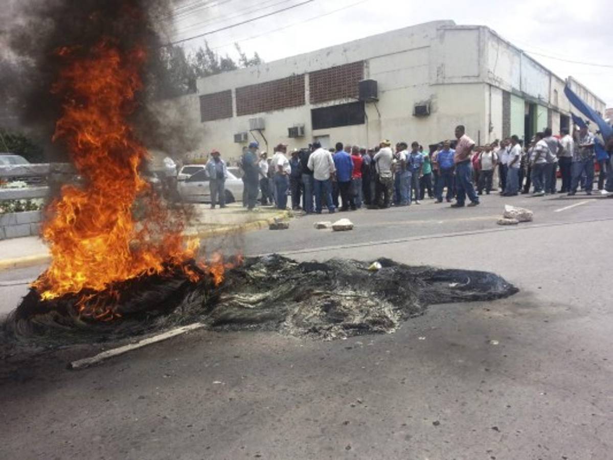 Empleados del SANAA se toman primera avenida