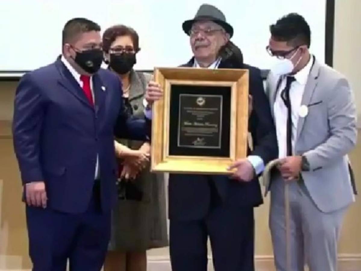 Mario Hernán Ramírez recibe el premio 'Álvaro Contreras' en el Día del Periodista