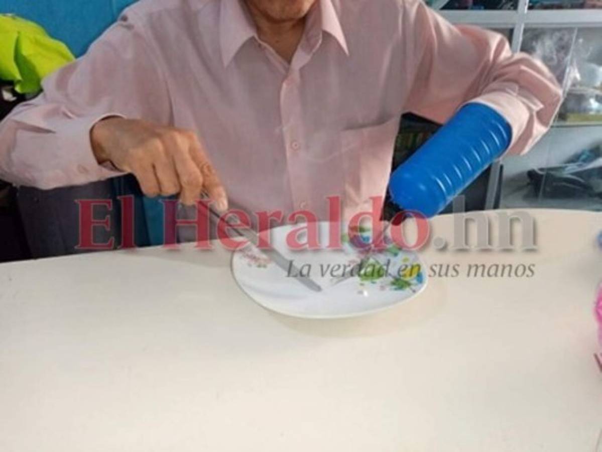 El docente le ha dado una nueva oportunidad de realizar actividades de forma independiente a muchas personas que no contaban con los recursos económicos para comprar una prótesis ortópedica. Foto: EL HERALDO