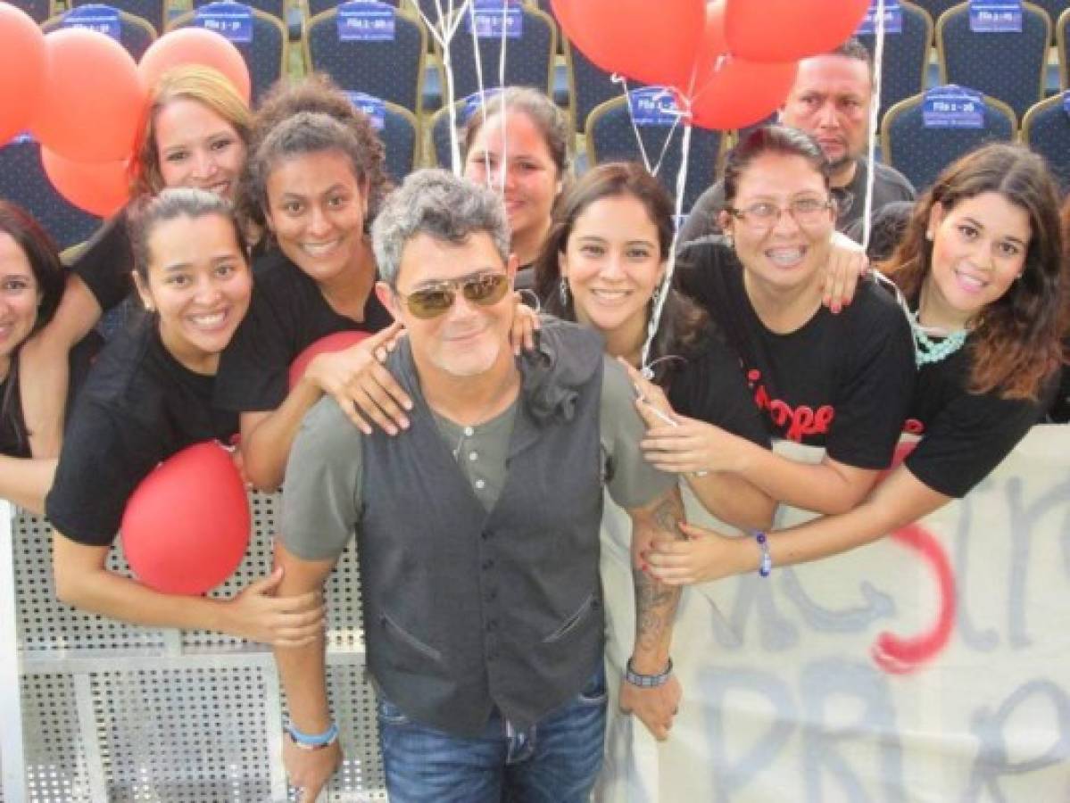 Alejandro Sanz compartió con catrachas