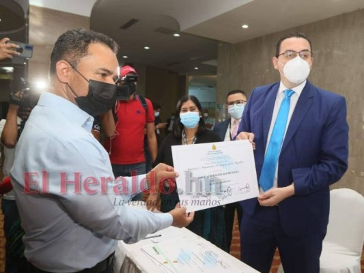 Así se desarrolló la entrega de credenciales en el nivel de diputaciones por el CNE (FOTOS)