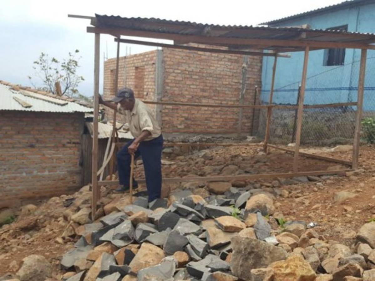 Anciano necesita apoyo para construir vivienda