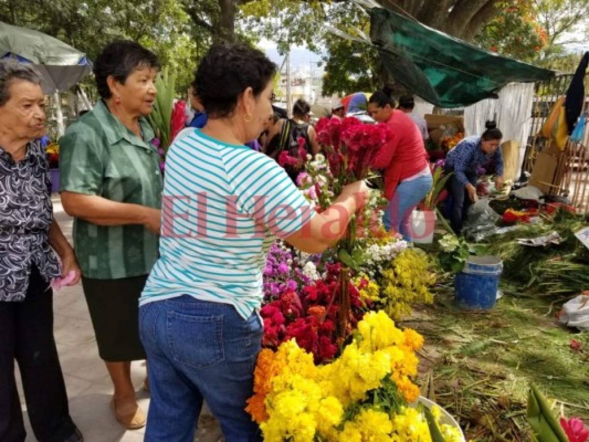 Ambiente en el Día de los Muertos en el Cementerio General de Tegucigalpa