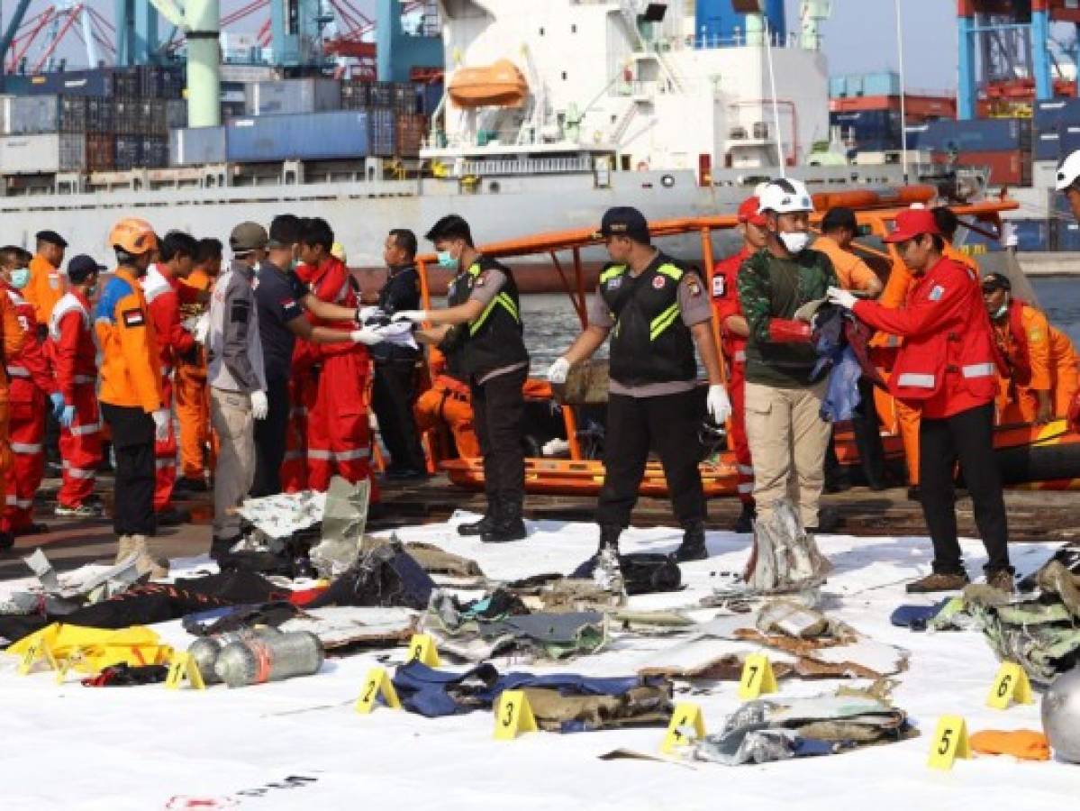 Avión se estrella en el mar en Indonesia y mueren sus 189 ocupantes