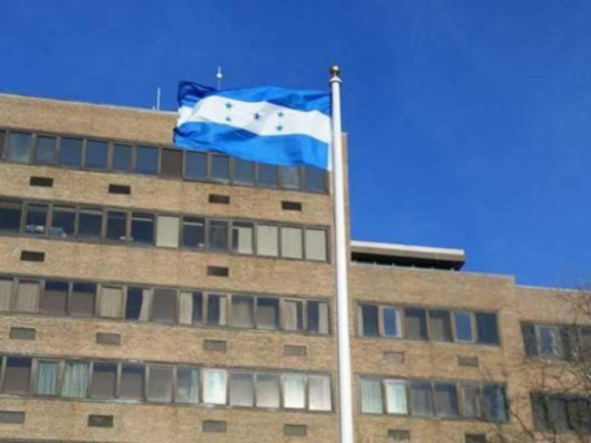 Gloriosa bandera de Honduras flamea en hospital de Estados Unidos