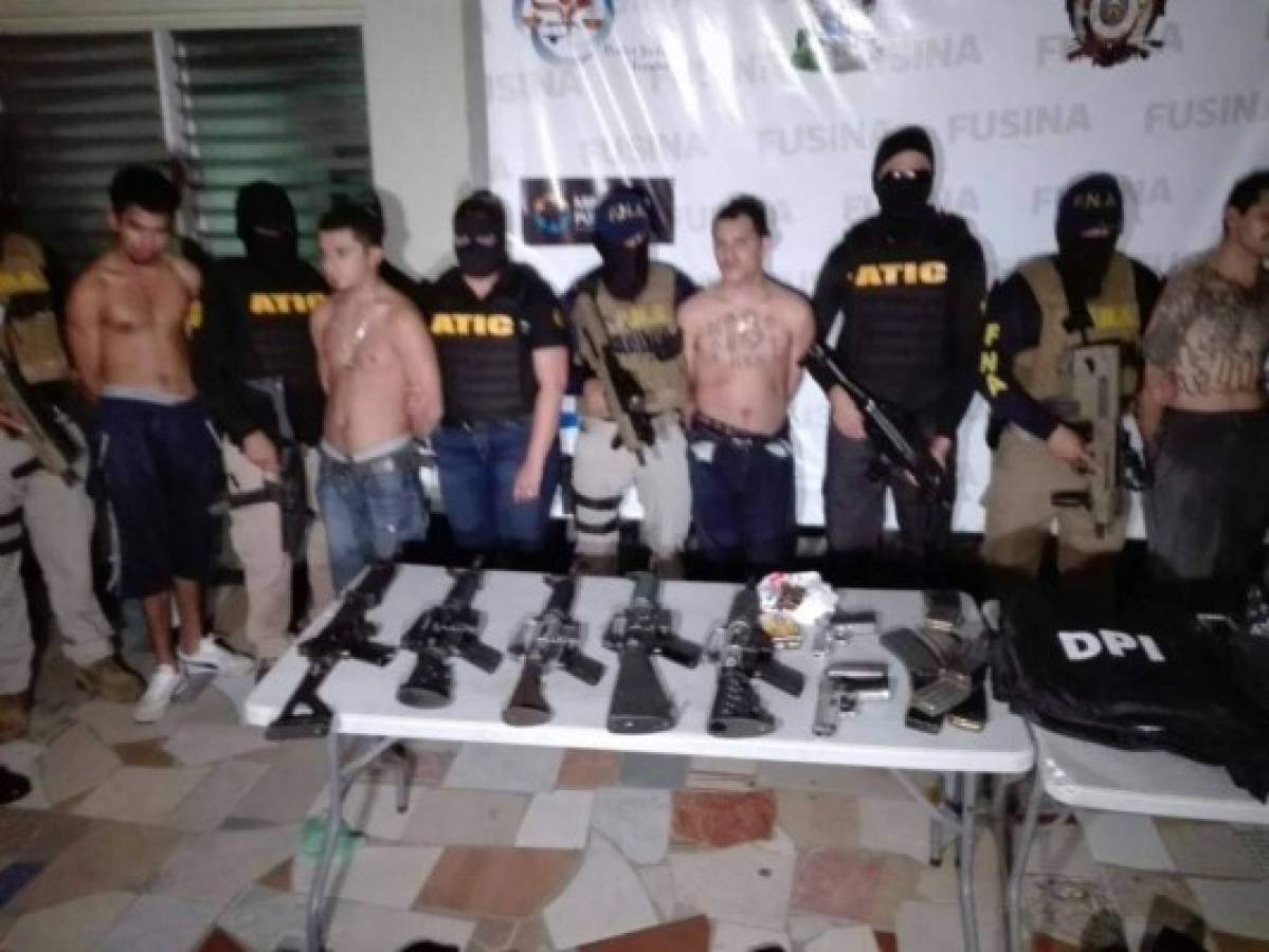 Capturan a supuestos pandilleros en posesión de potente arsenal en SPS