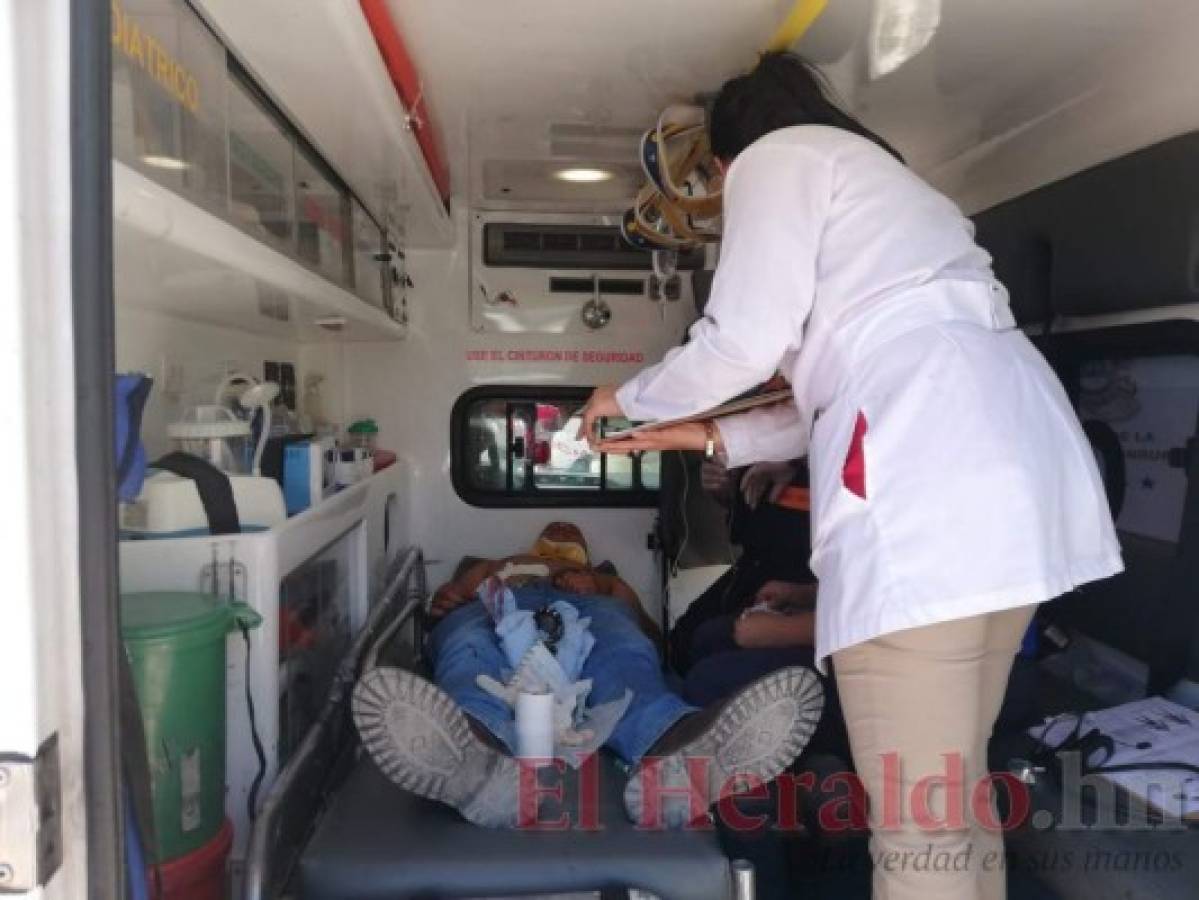 Dos heridos al explotar una llanta y volcarse carro en El Cimarrón
