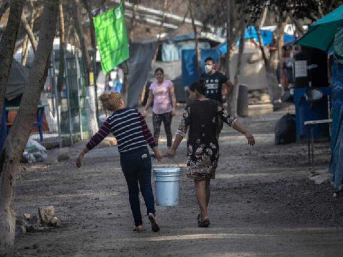 Migrantes expulsados por EEUU saturan campamento en México   
