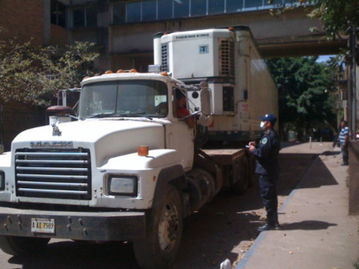 Trasladan cuerpos de víctimas en incendio de penal hondureño a la Academia de Policía