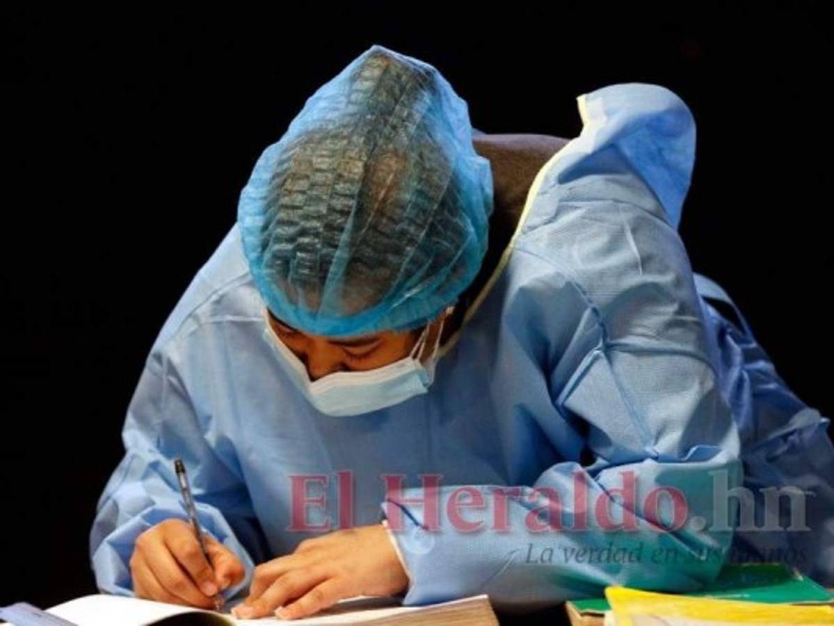 La enfermera toma los datos de una de las personas que acuden al lugar. Foto: David Romero/El Heraldo