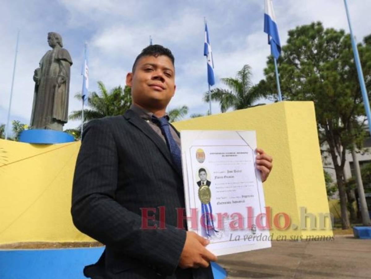 José Daniel Flores culminó su carrera de Ingeniería Eléctrica Industrial. Foto: Johny Magallanes/EL HERALDO