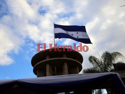 En solemne acto izan la Bandera Nacional en el Cerro Juan Laínez
