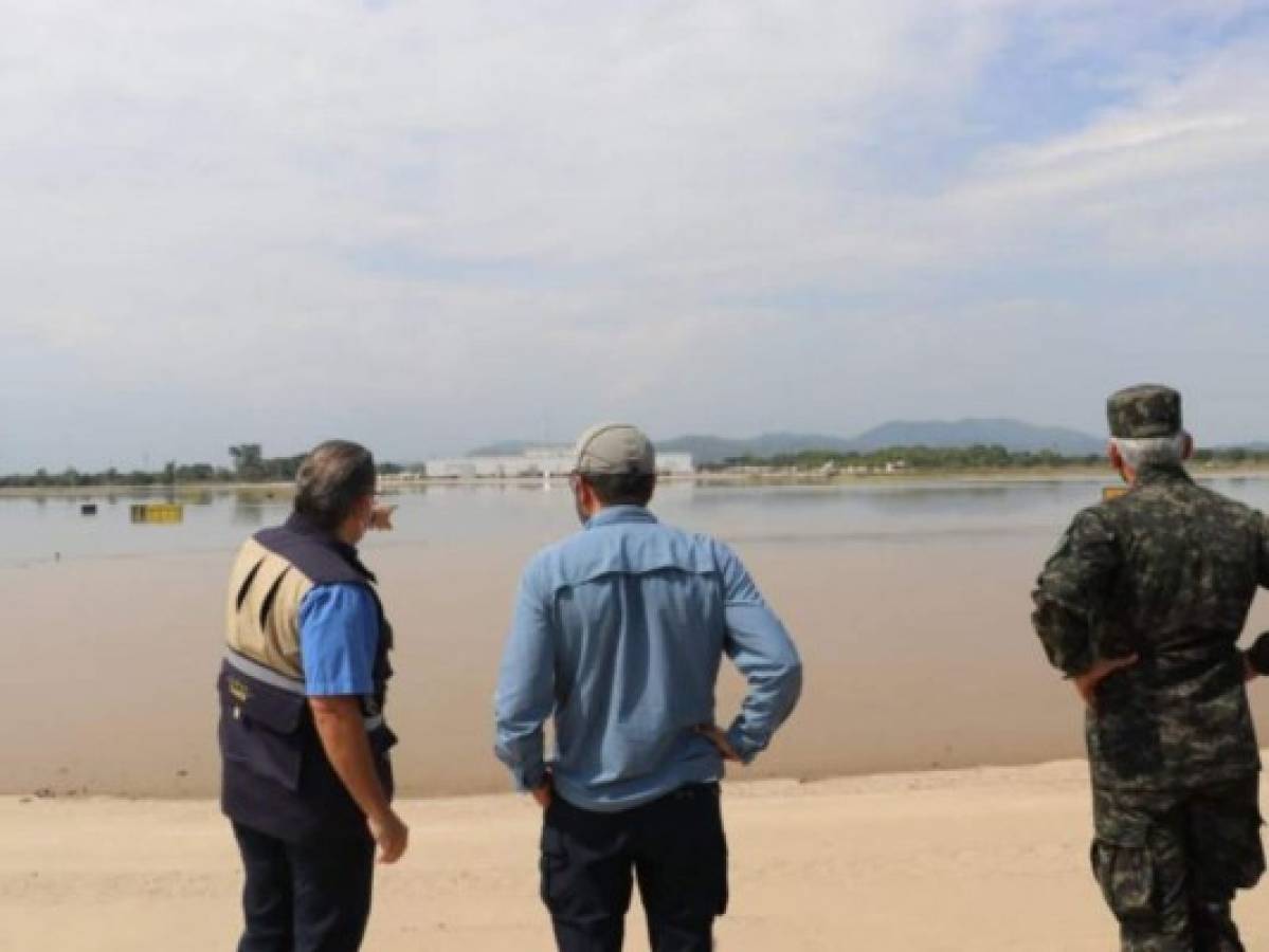 Trabajan para habilitar el aeropuerto Villeda Morales afectado por Eta