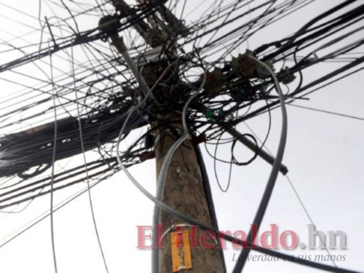 En muchos barrios y colonias se observan postes sobrecargados y un enredo que atenta contra la seguridad de los pobladores. Foto: Alex Pérez/El Heraldo