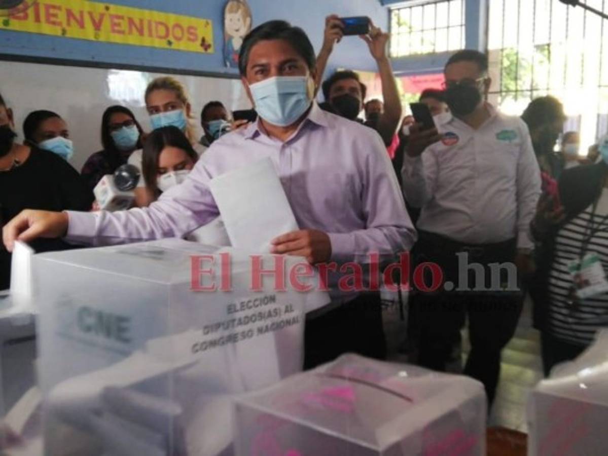 Un entusiasta Wilfredo Méndez acude a votar en Tegucigalpa (Fotos)