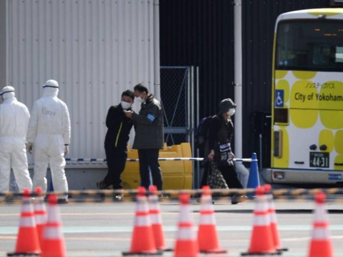 Pasajeros de crucero desembarcan en Japón; más de 2,000 muertos por coronavirus en China