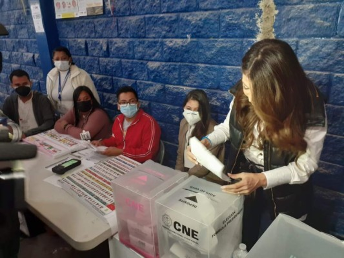 Momento en que Elvir introduce las papeletas en las urnas.