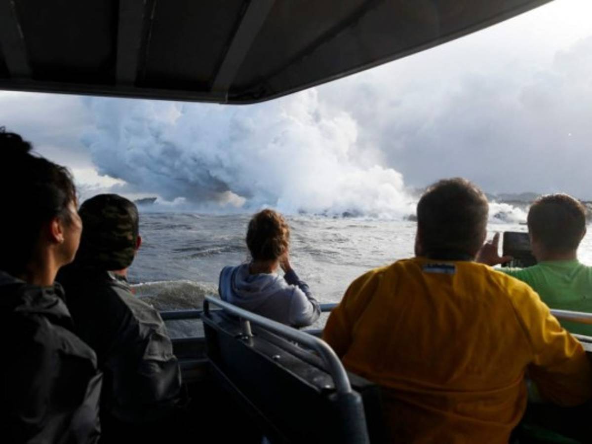 Cae lava sobre bote turístico en Hawai y deja 13 heridos