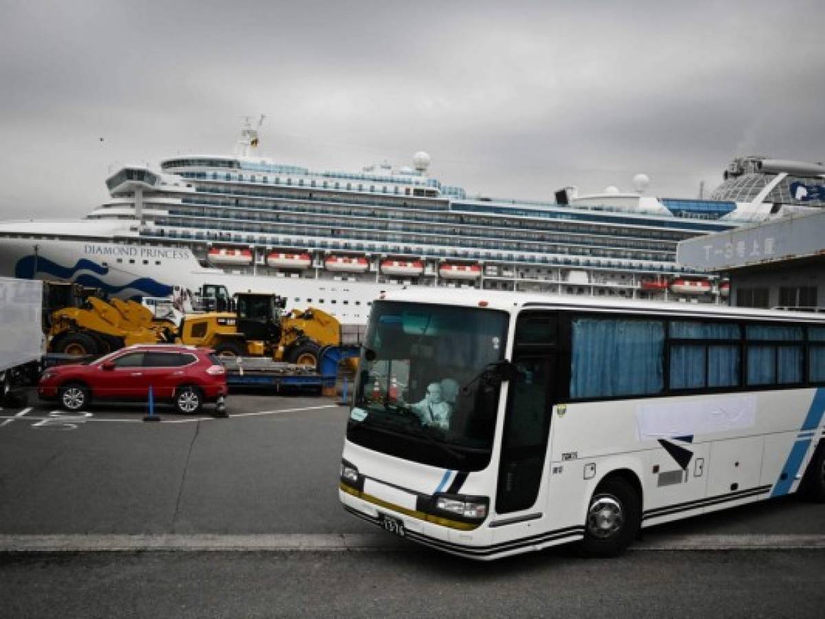 Trasladan a tierra a pasajeros de crucero en cuarentena en Japón