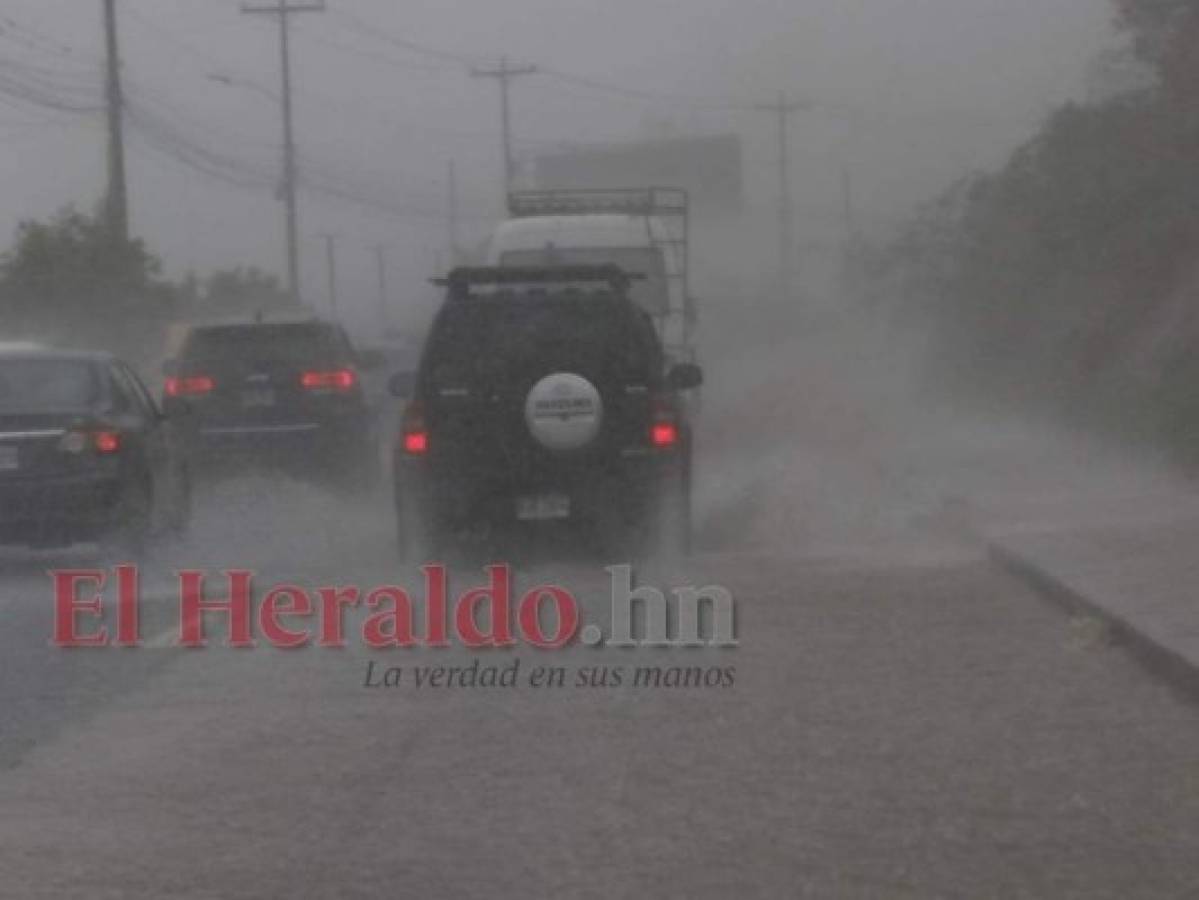 Caos, colapso vial y deslizamientos dejan lluvias en la capital de Honduras
