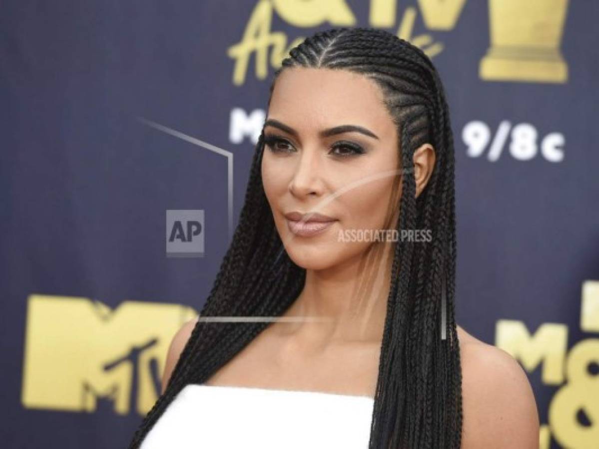 Kim Kardashian West demanda exguardia por robo en París