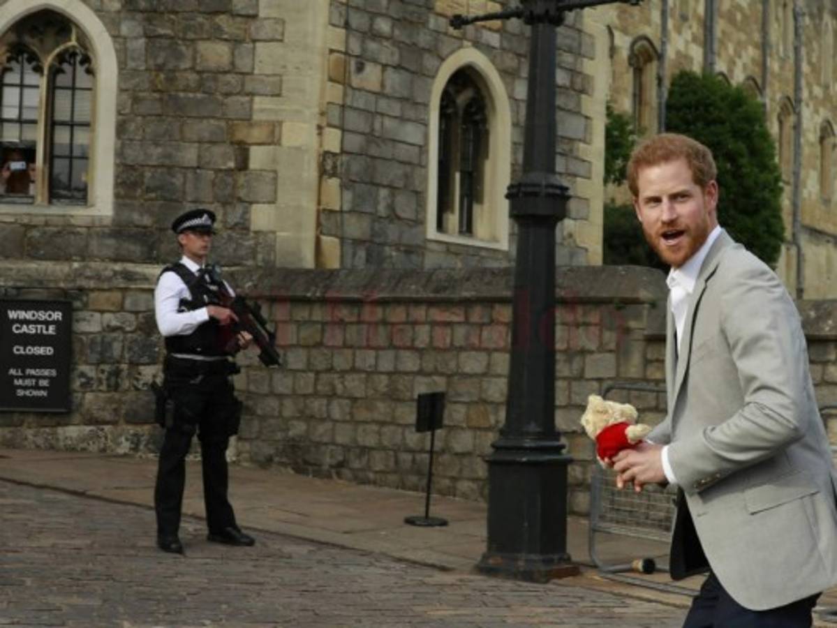 Un osito de peluche, el regalo menos esperado a horas de la boda del príncipe Harry y Meghan