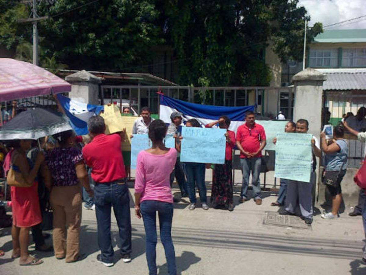 San Pedro Sula: Pacientes cierran los portones del Seguro