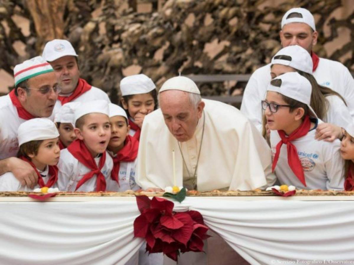 El papa Francisco celebra su cumpleaños con pizza