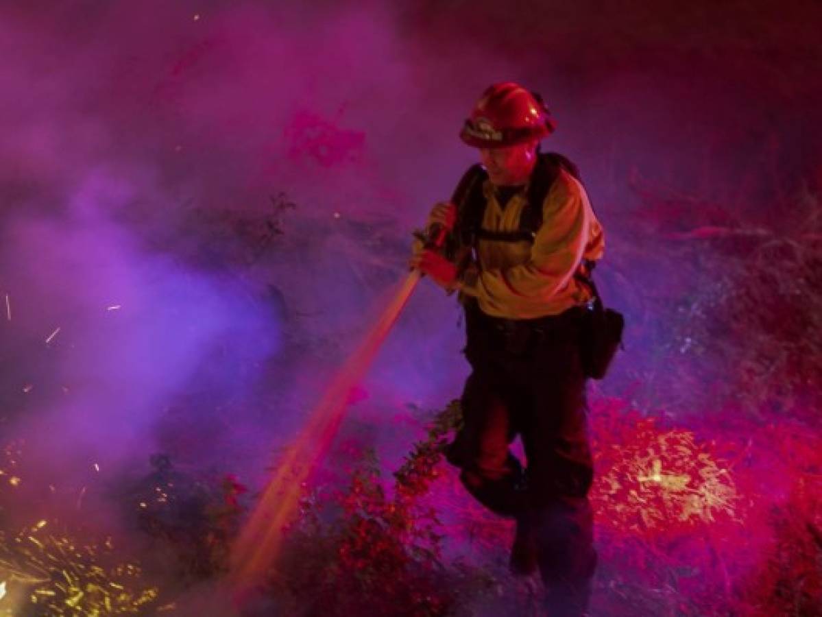 Entre las llamas de California, ricos pagan por bomberos privados