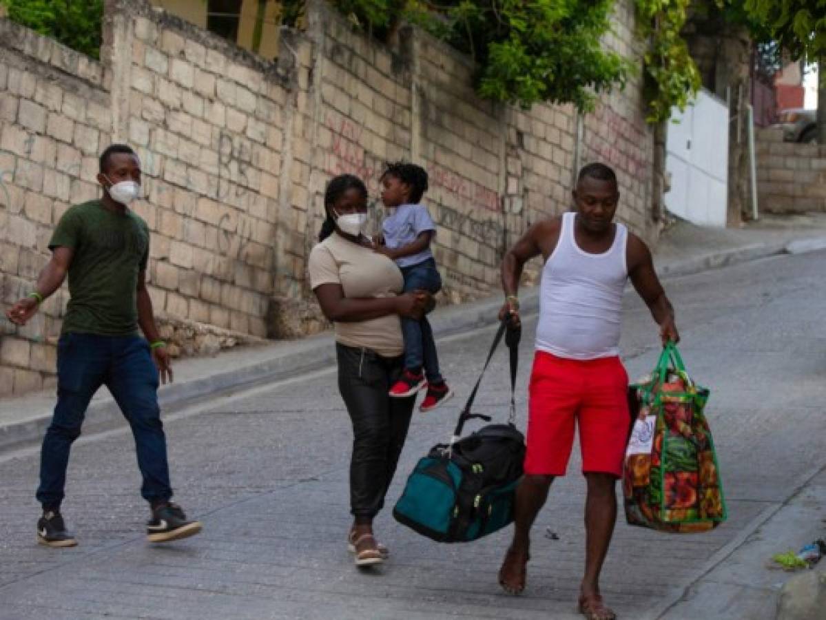 De vuelta en Haití, familia migrante planea volver a huir  
