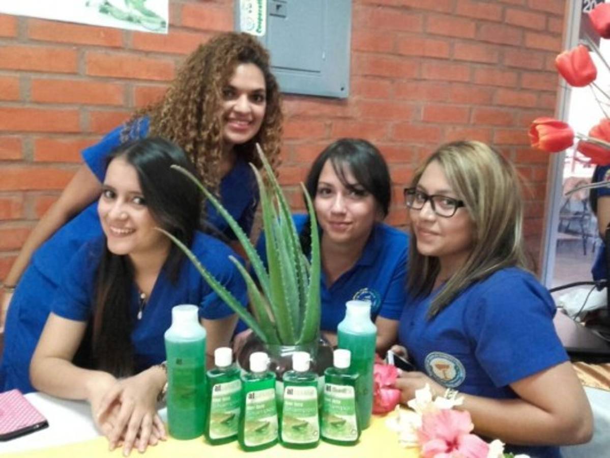 Universitarios de Química y Farmacia realizan feria de productos propios
