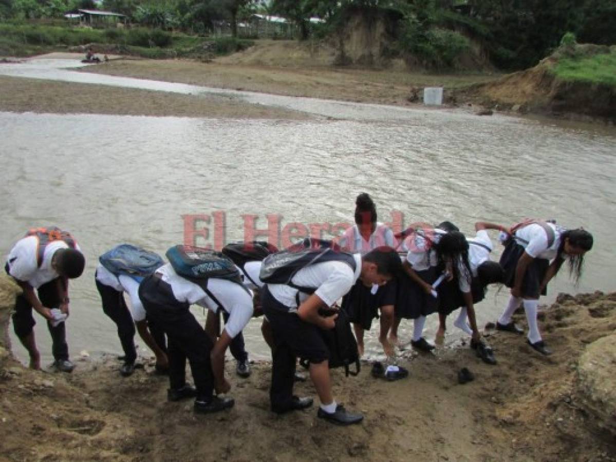 Alumnos del Instituto Unión de Oriente de Jutiapa cruzan un río para asistir a clases