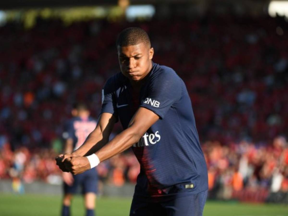 Mbappé rescata al París SG en Nimes pero termina expulsado