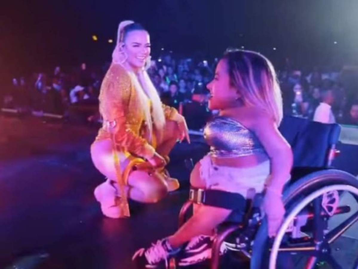Karol G sube a fanática en silla de ruedas al escenario durante un concierto en Panamá