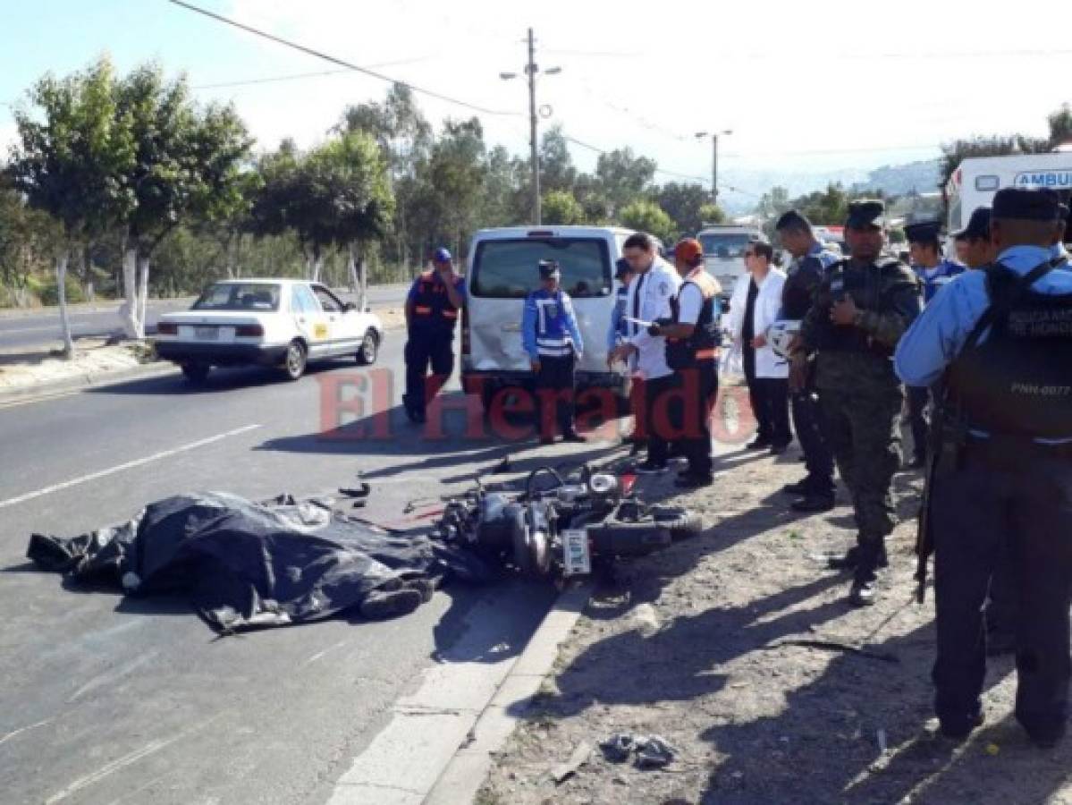 Motociclista muere tras impactar contra microbús en el bulevar Fuerzas Armadas