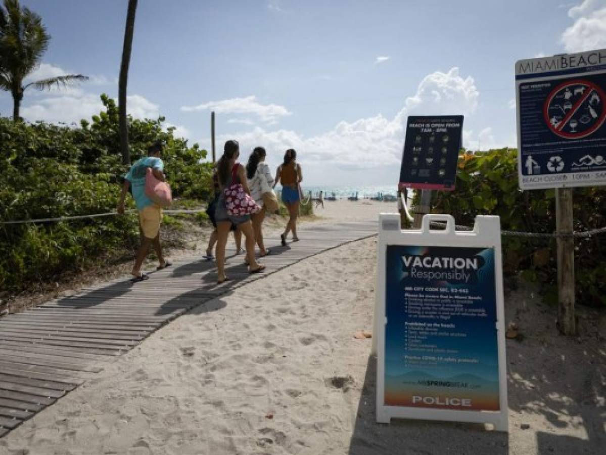 Turistas hondureños se vacunan contra el covid-19 en la playa de Miami Beach