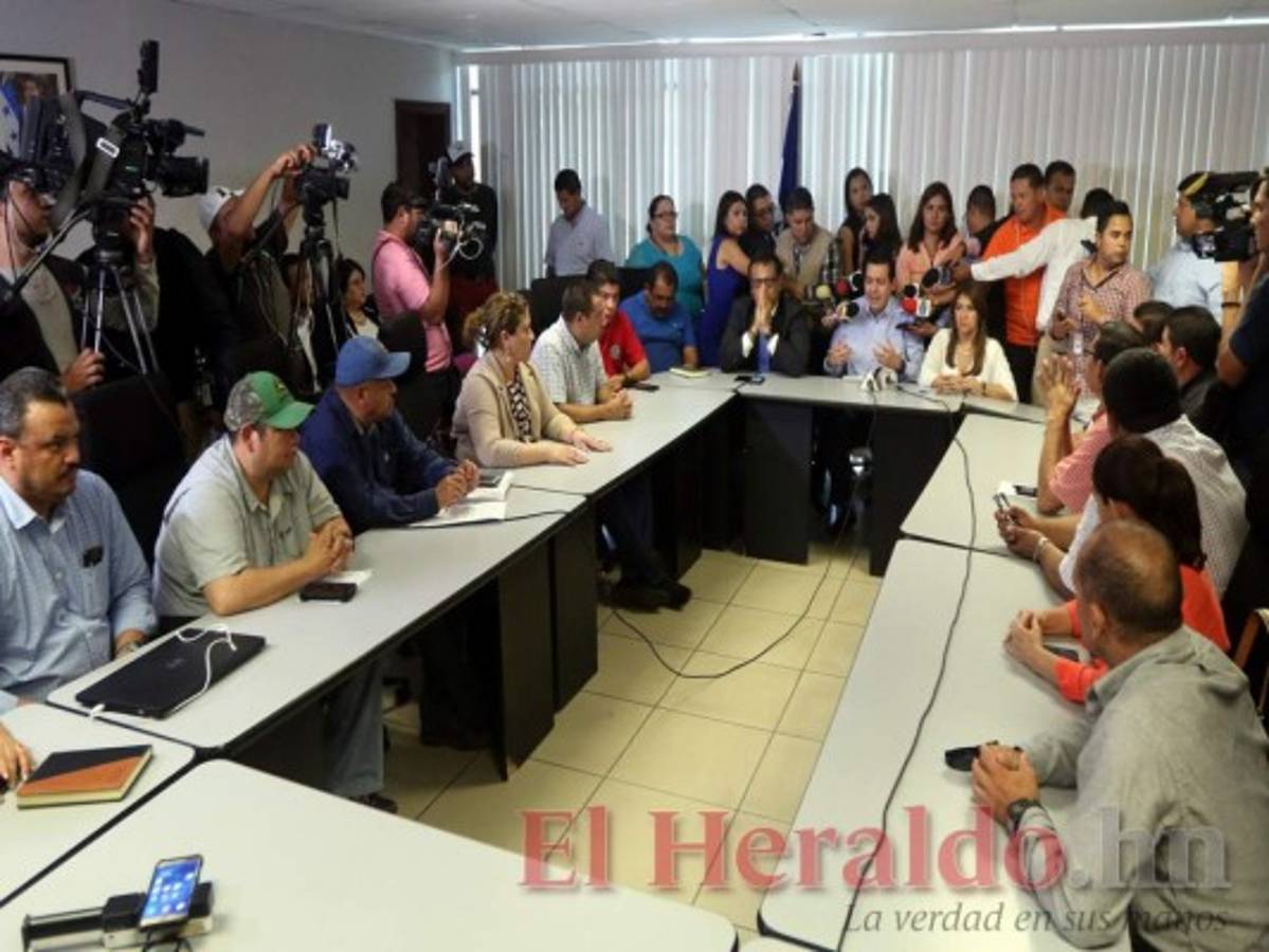Honduras: Gobierno comienza a cumplir primeros acuerdos a maestros