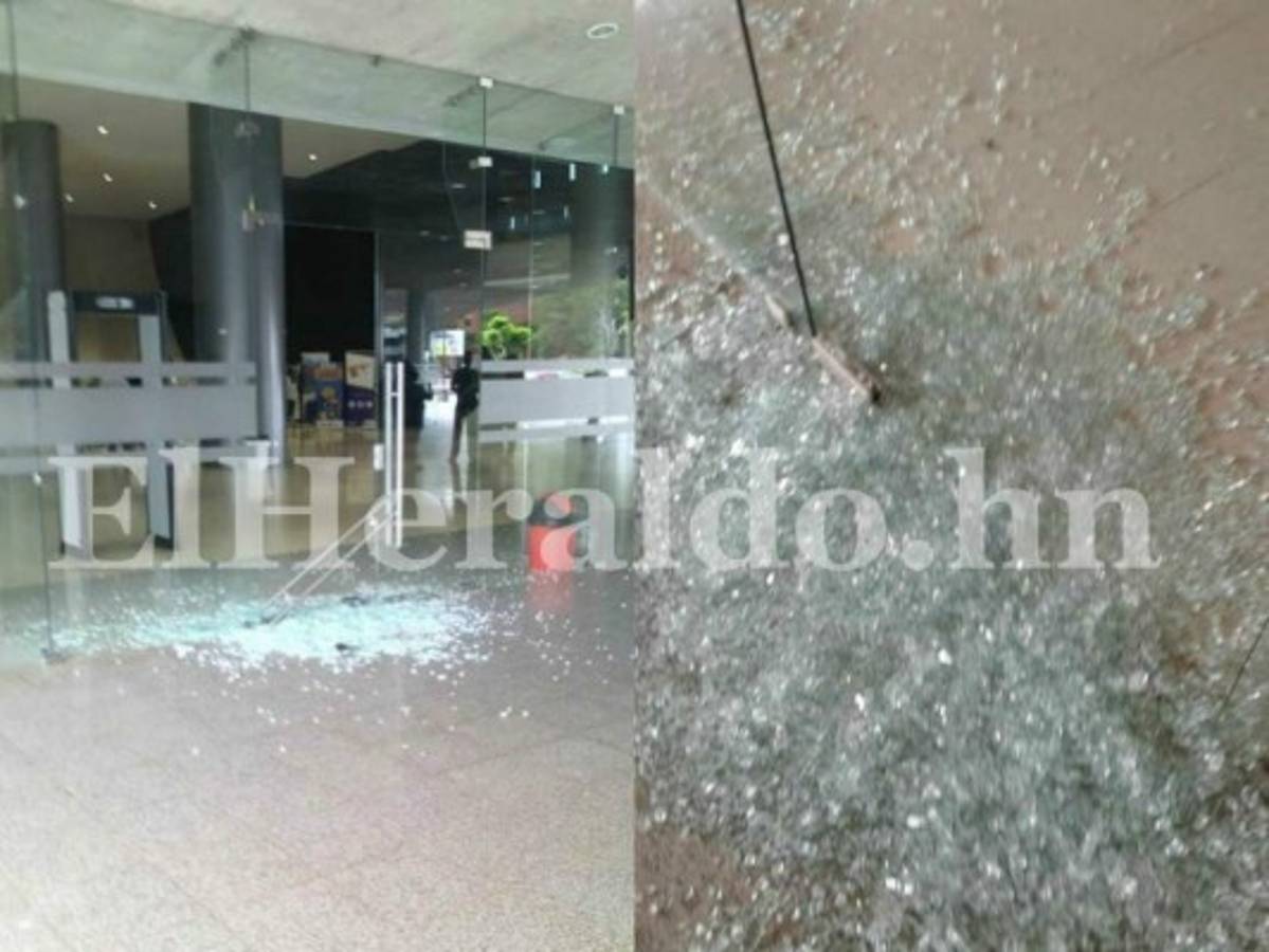 Encapuchados del MEU quiebran vidrios del edificio administrativo de la UNAH