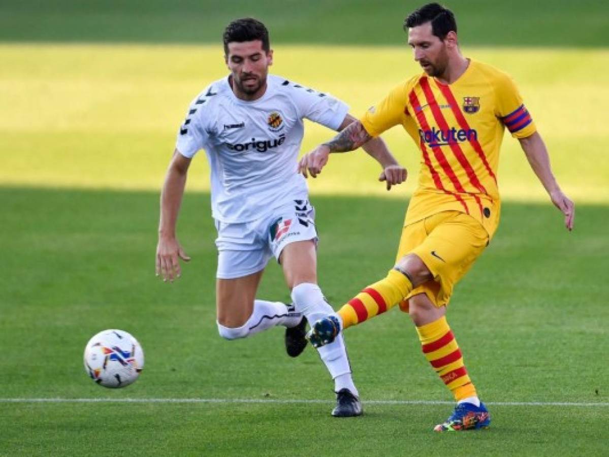 El reclamo de Messi durante el partido ante el Gimnastic