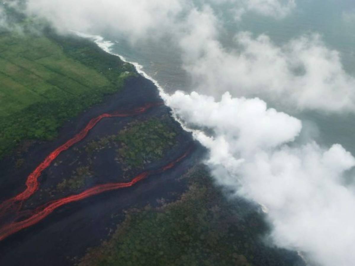 Un peligroso fenómeno se presenta en Hawái al llegar lava volcánica al océano