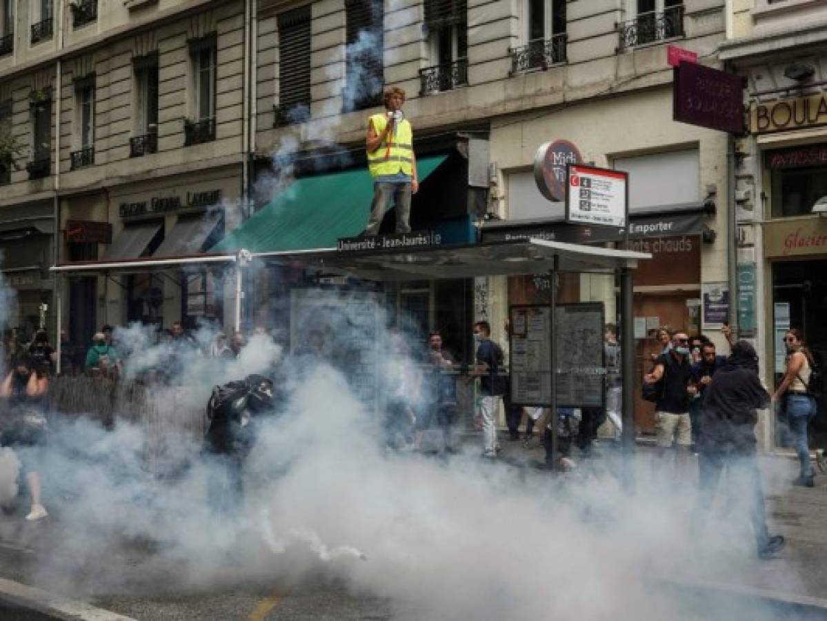 Policías chocan con manifestantes antivacunas en París
