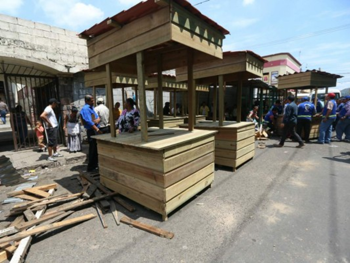 Vendedores de la capital de Honduras reciben puestos de madera